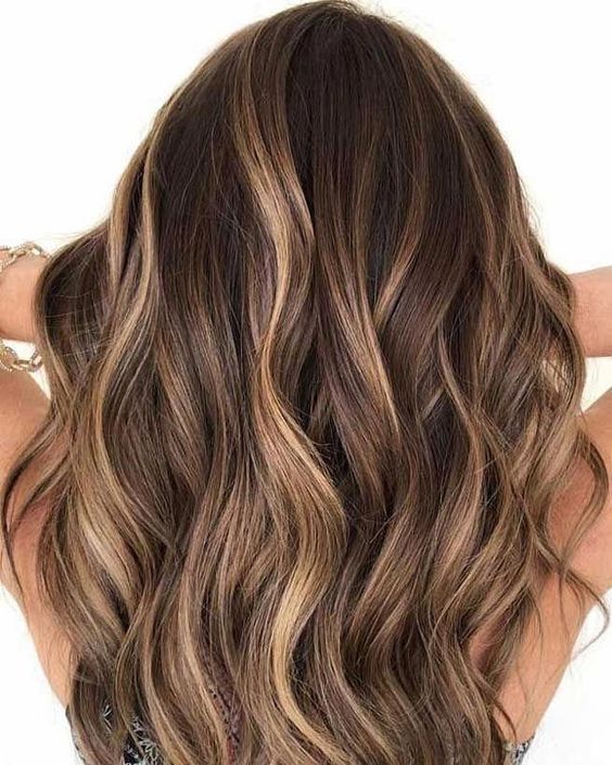 Reflejos en el cabello castaño y qué se debe evitar